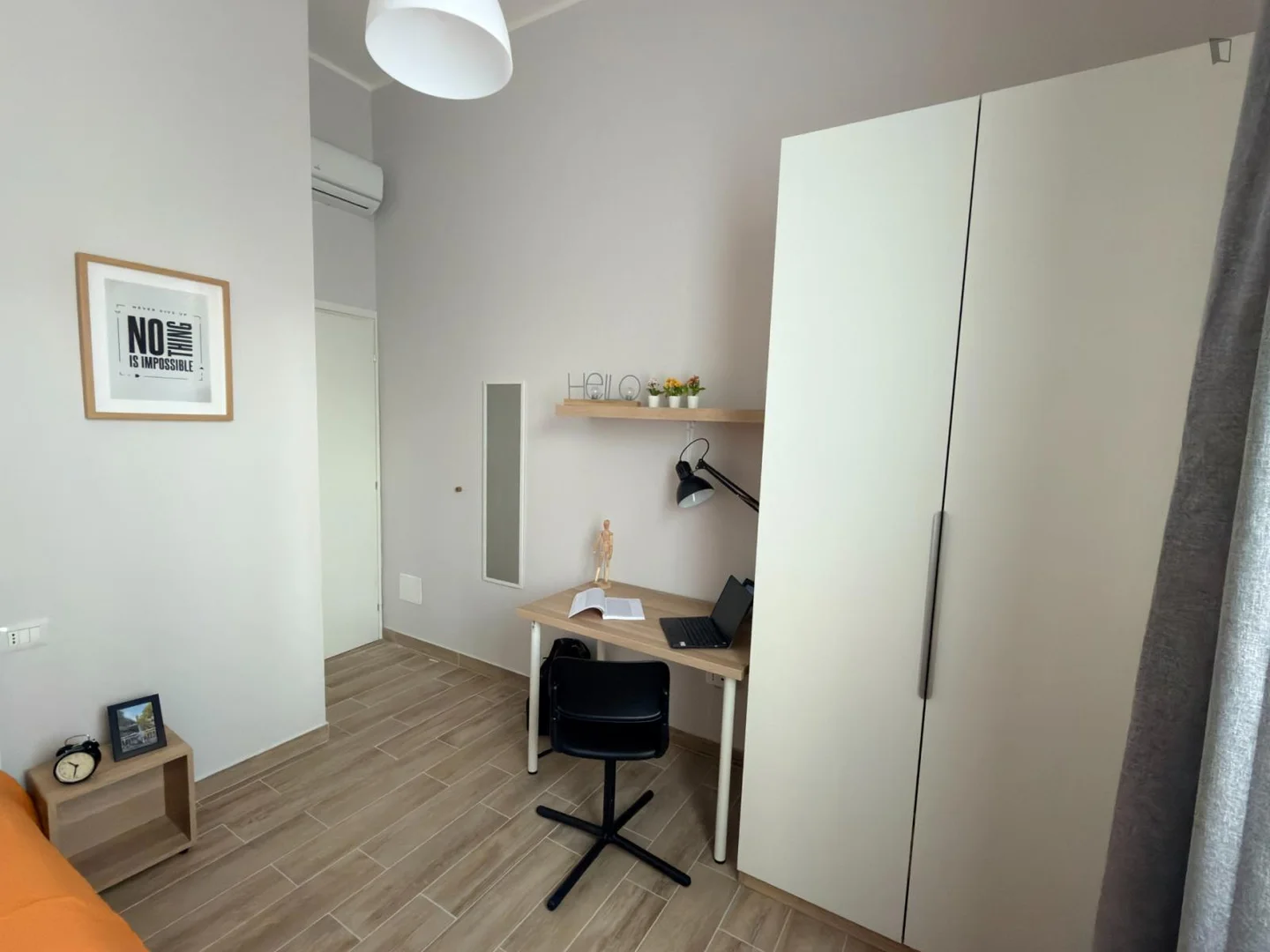 Quarto de estudante em  com área de estudo e instalações partilhadas