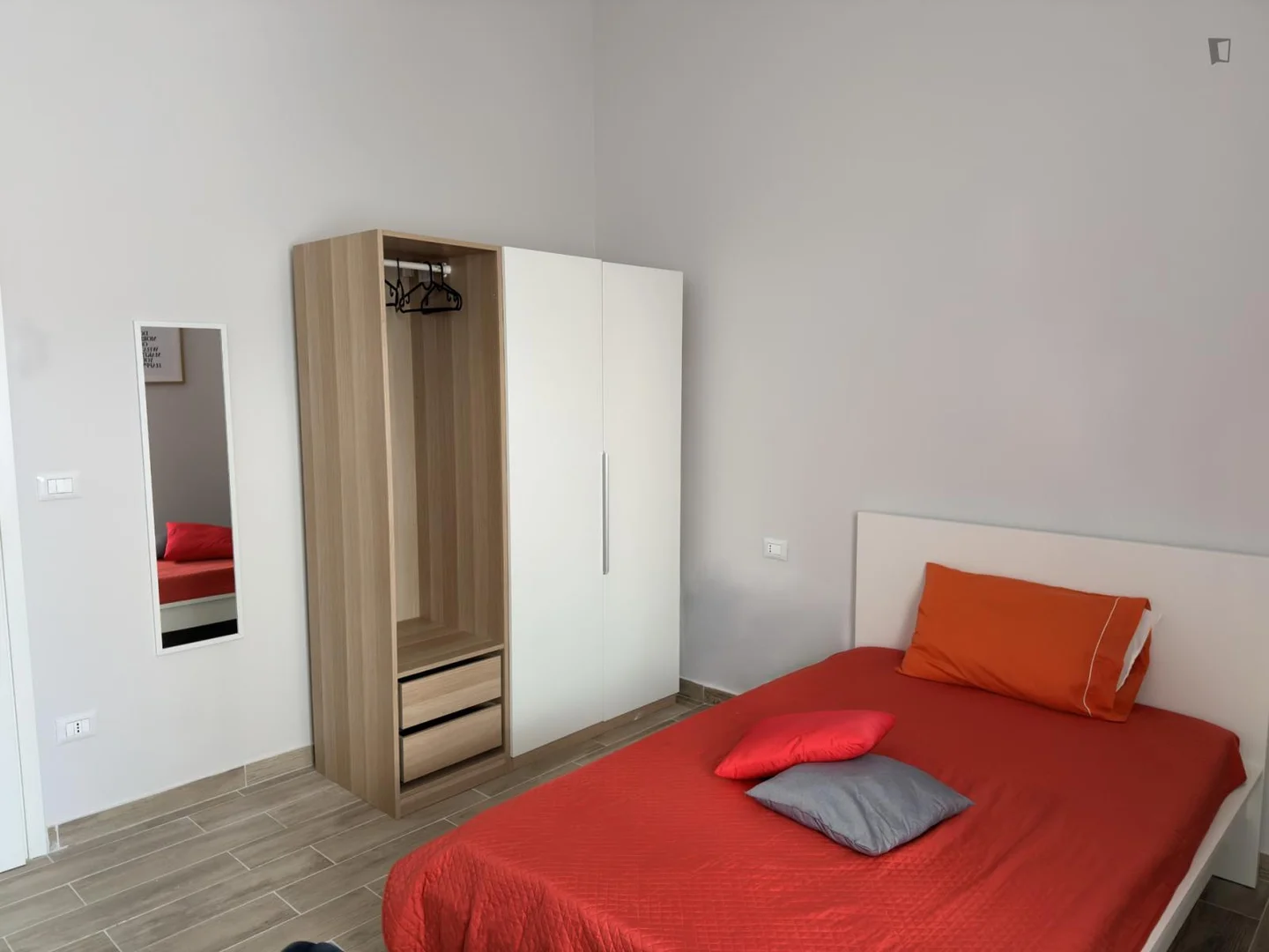 Quarto de estudante luminoso e arejado com acesso fácil à universidade em 