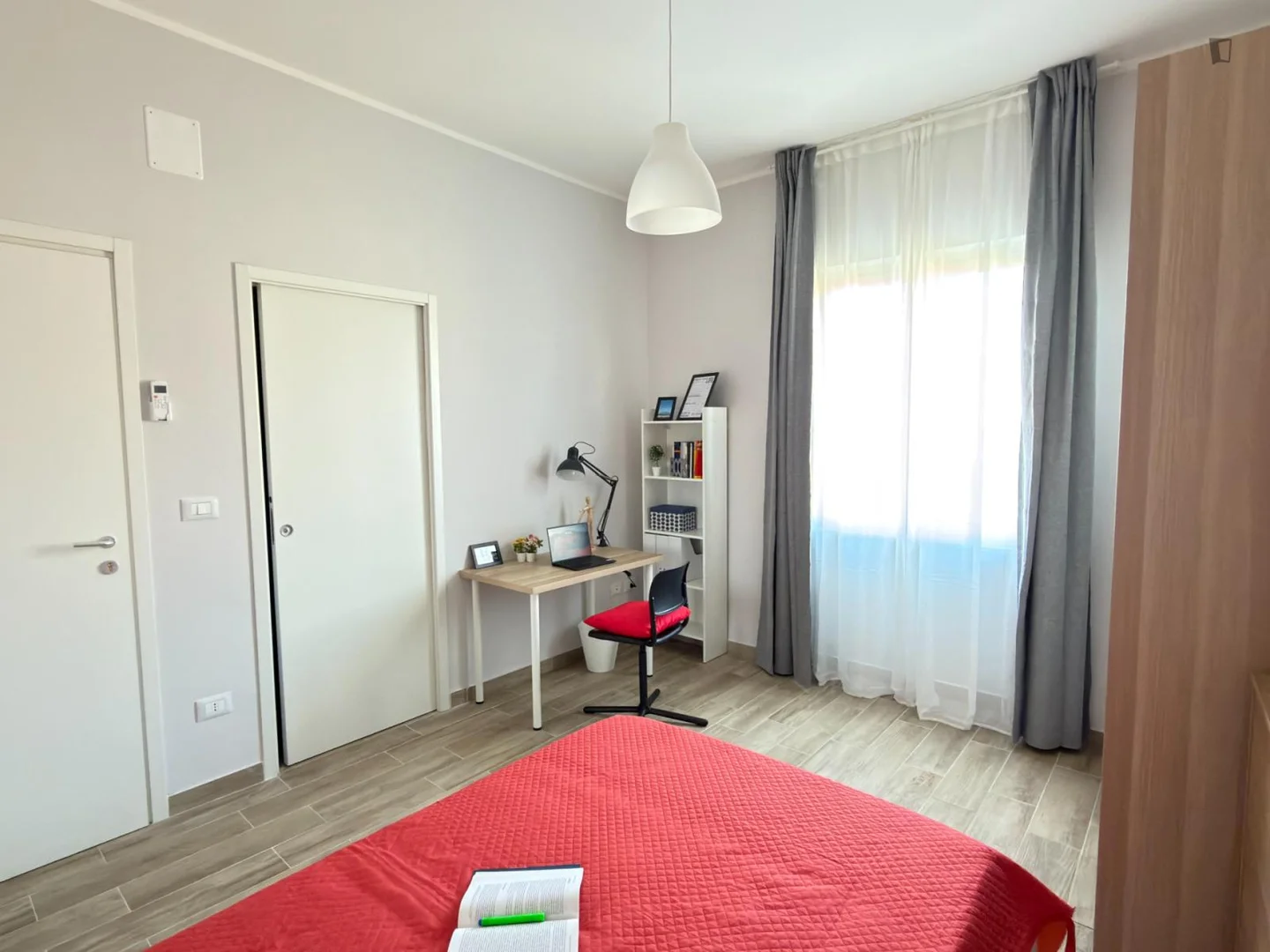 Quarto acessível para estudantes com iluminação ampla em 