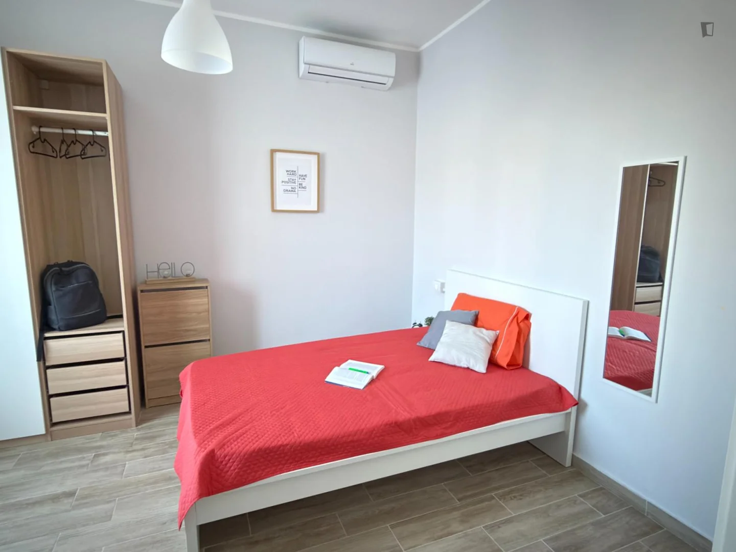 Quarto de estudante económico com localização conveniente em 