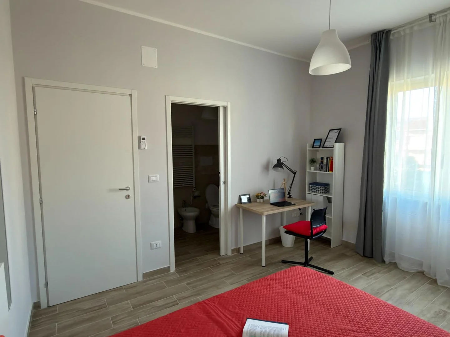 Quarto de estudante confortável e espaçoso em 