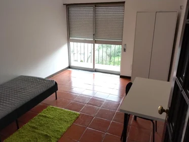 Stanza privata in R. da Volta das Calçadas, immagine 2 di 14