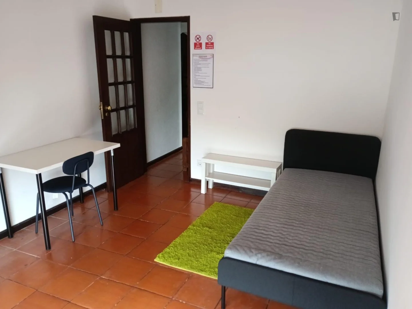 Camera per studenti in con area studio e servizi in comune