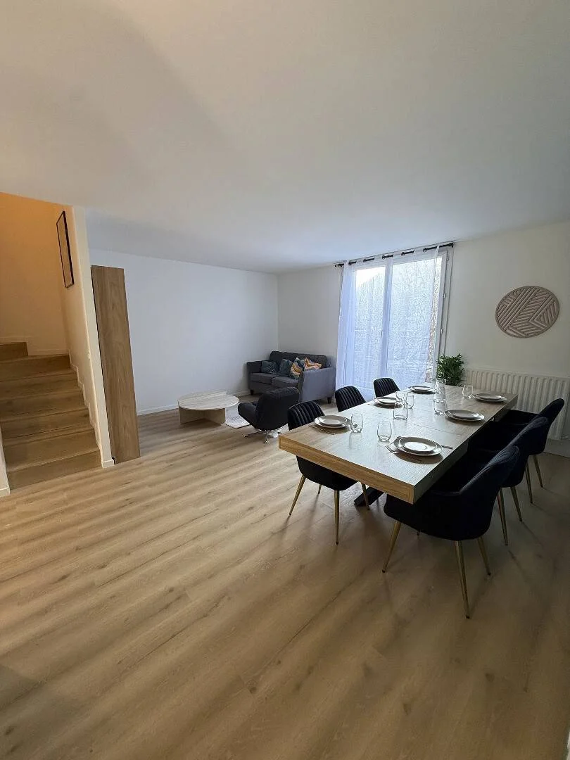 Studentenzimmer in  mit Arbeitsbereich und Gemeinschaftseinrichtungen