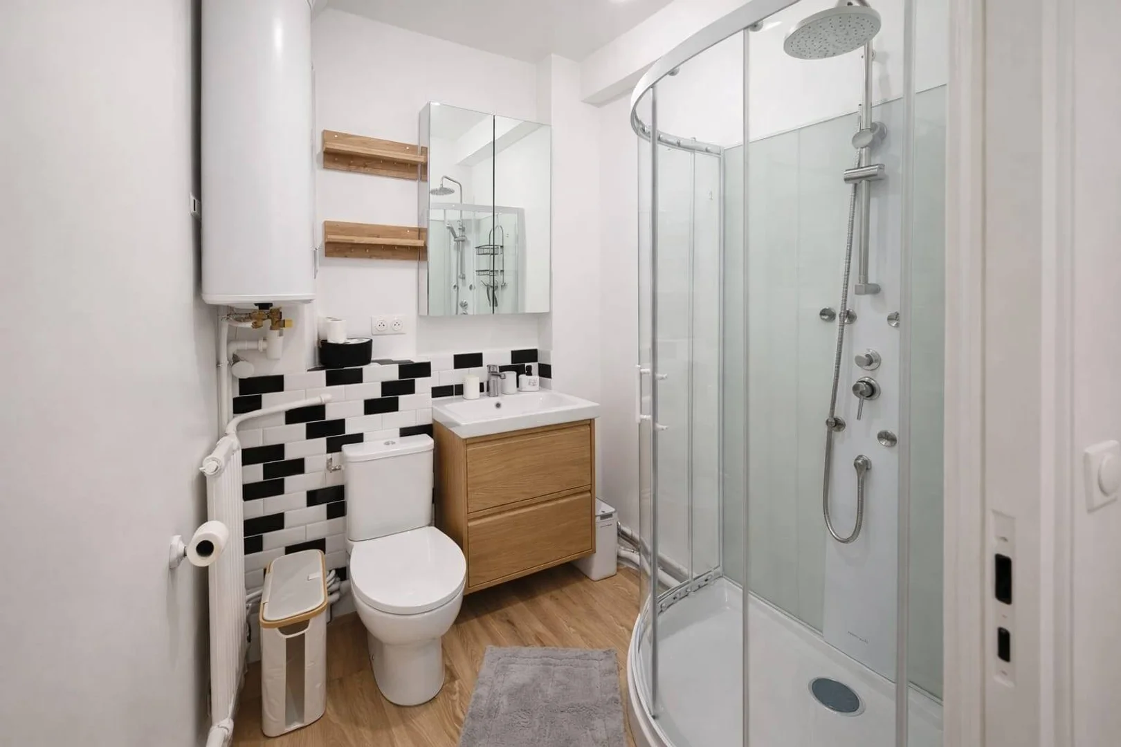 Habitación estudiantil luminosa y aireada con fácil acceso a la universidad en 