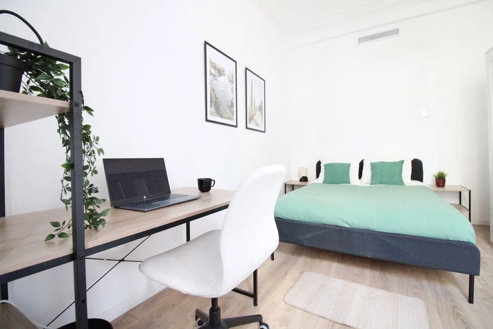 Functional student room perfect for studying in 