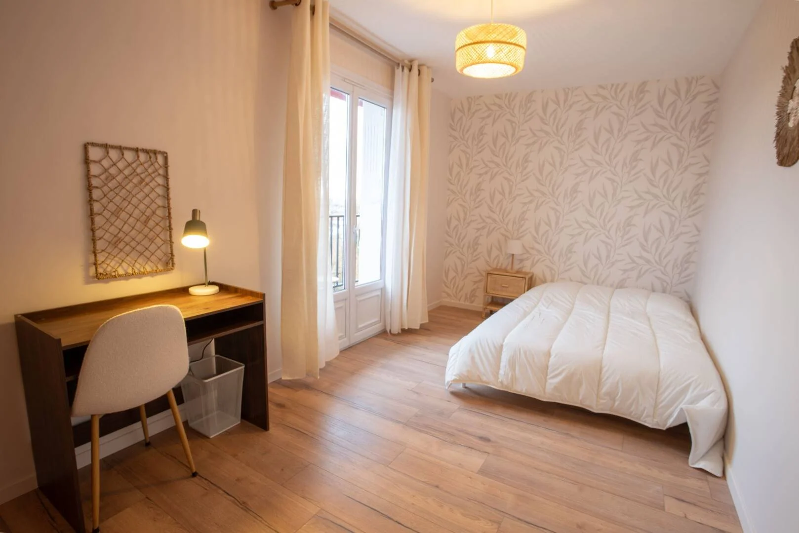 Student-friendly room in  with modern amenities