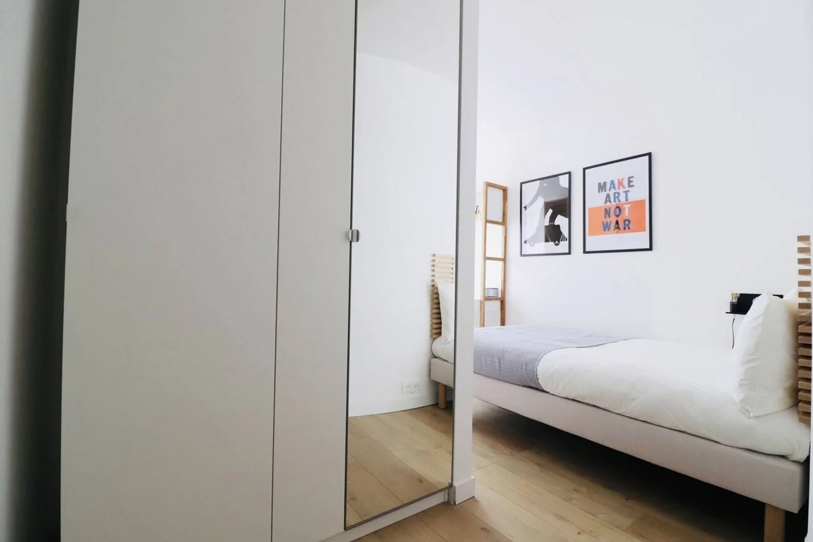 Chambre d'étudiant à  avec espace d'étude et installations communes