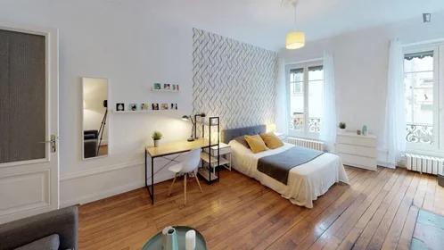 {area} de aylık kiralık oda