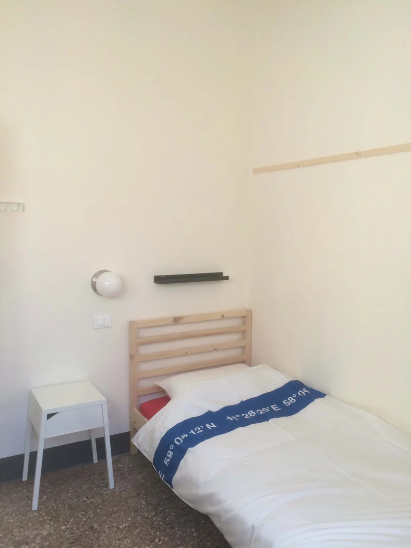 Chambre confortable pour étudiants disponible dans