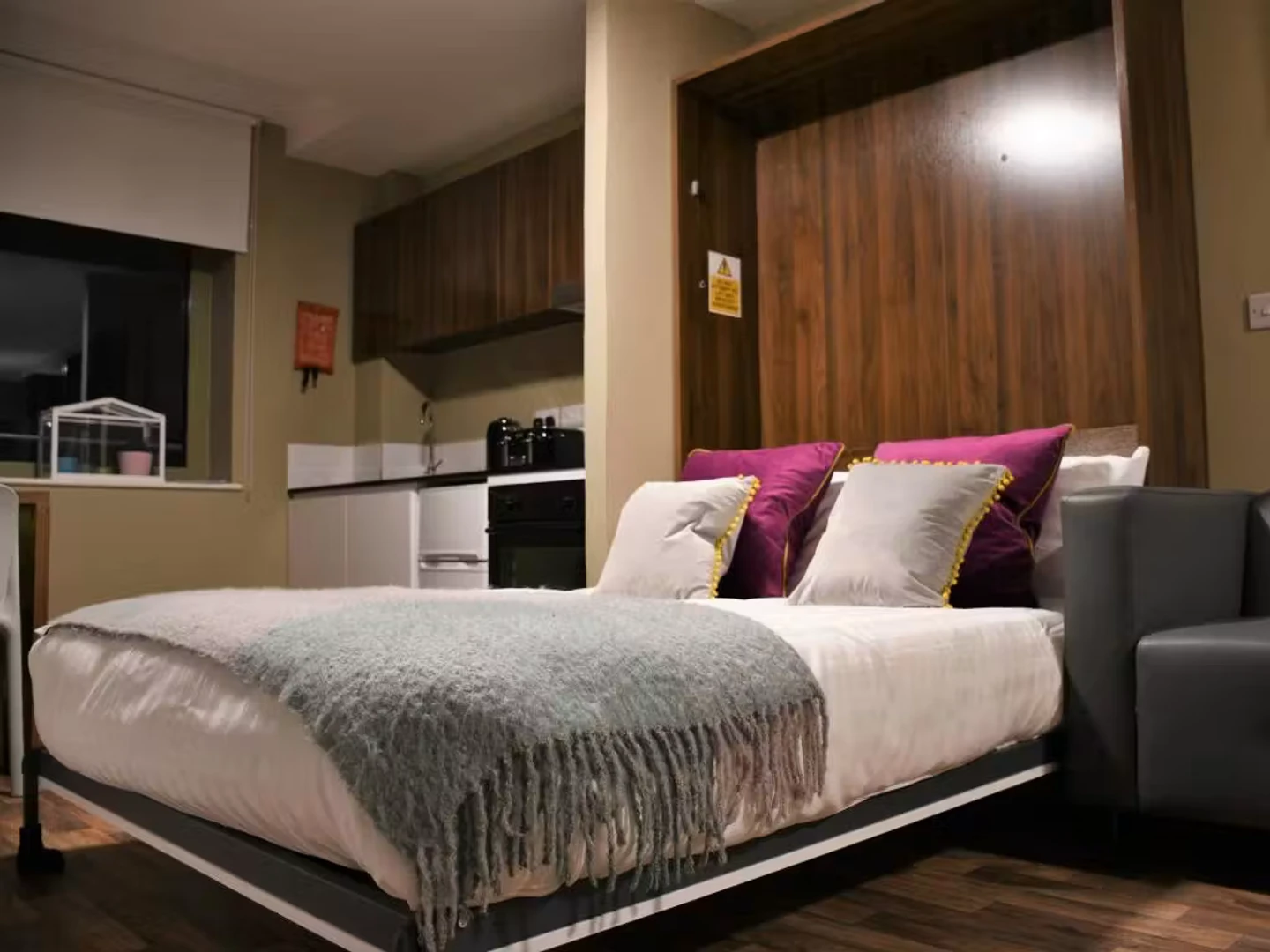 Bright and airy student room with easy university access in 