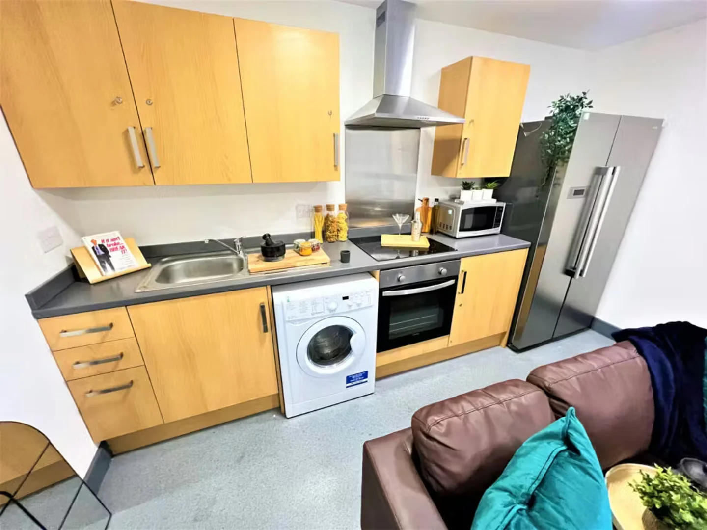 Quarto de estudante em com área de estudo e instalações partilhadas