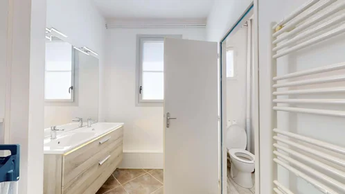 Habitación privada en 9 Rue de l'Intendant le Nain, 86000 Poitiers, France, imagen 12 de 17