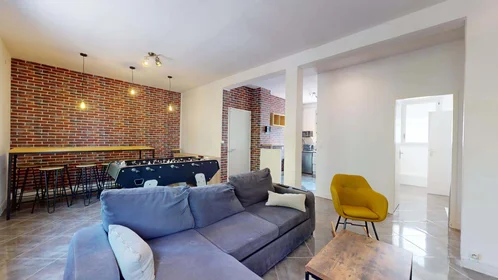 Habitación privada en 9 Rue de l'Intendant le Nain, 86000 Poitiers, France, imagen 3 de 17