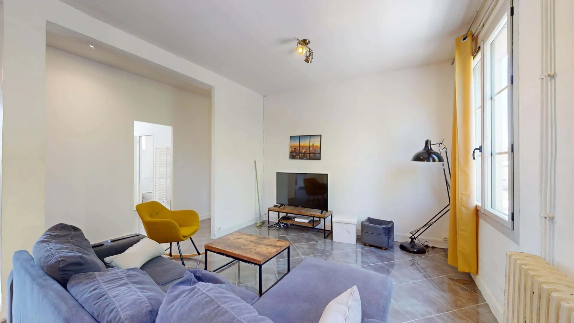 Habitación estudiantil luminosa y aireada con fácil acceso a la universidad en 