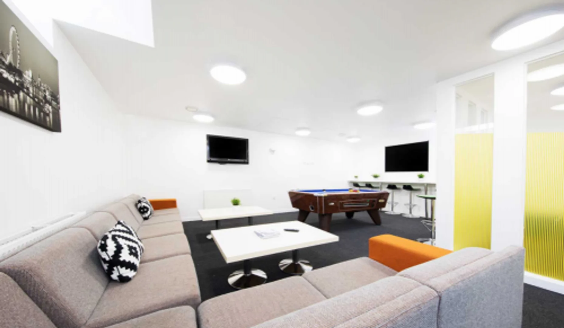 Bright and airy student room with easy university access in 