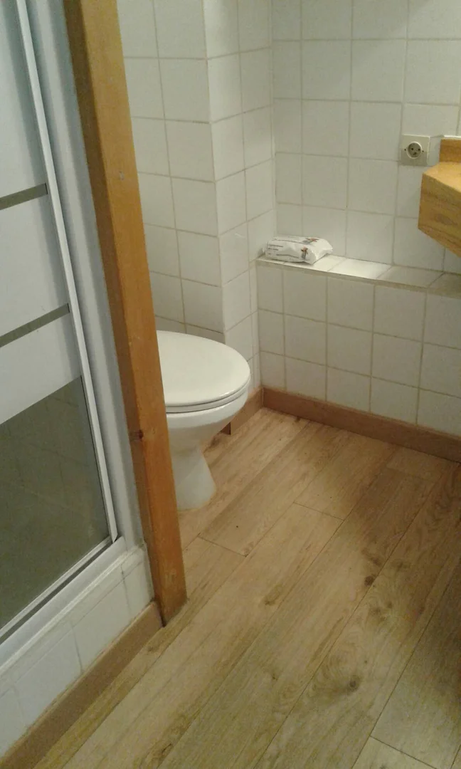 Quarto de estudante económico perto do campus em 