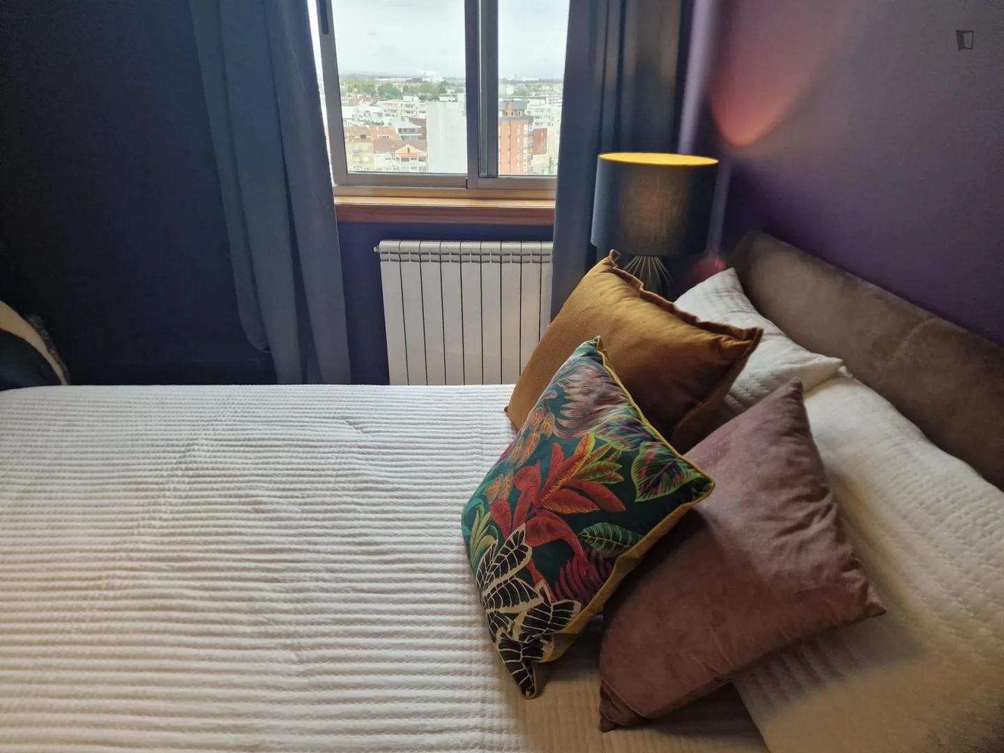 Chambre d'étudiant à  avec espace d'étude et installations communes