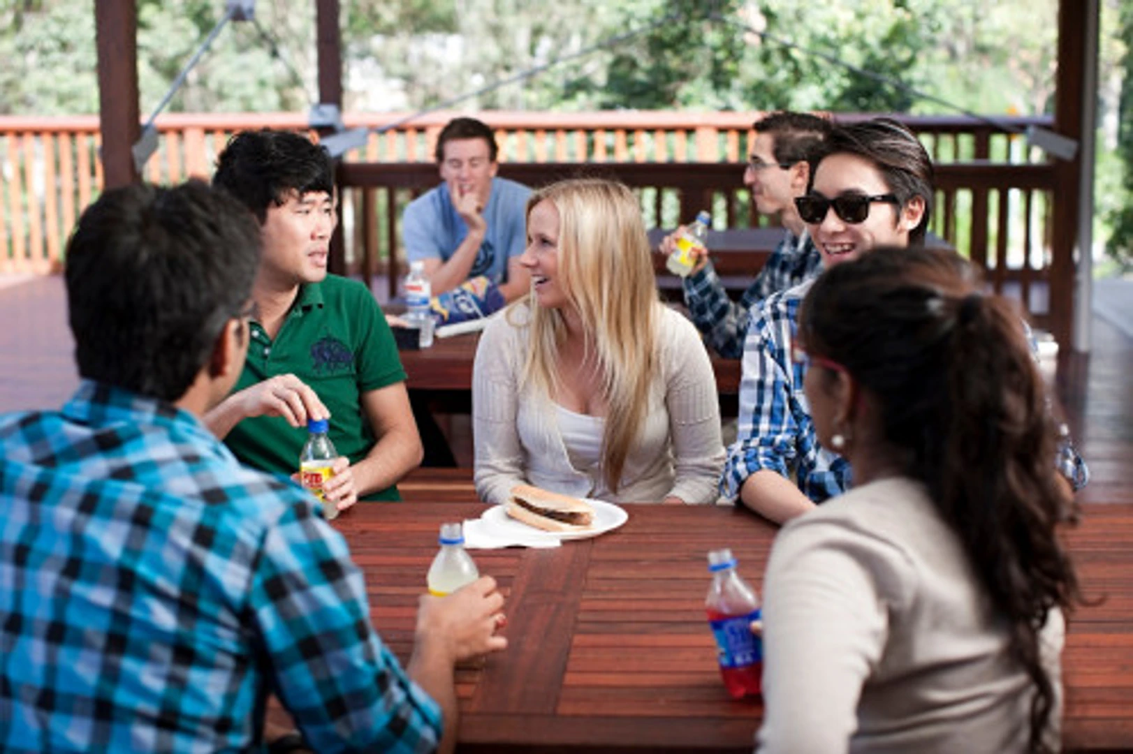 Pokój studencki w  z miejscem do nauki i wspólnymi udogodnieniami