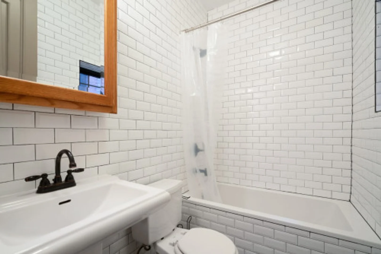 Habitación estudiantil luminosa y aireada con fácil acceso a la universidad en 