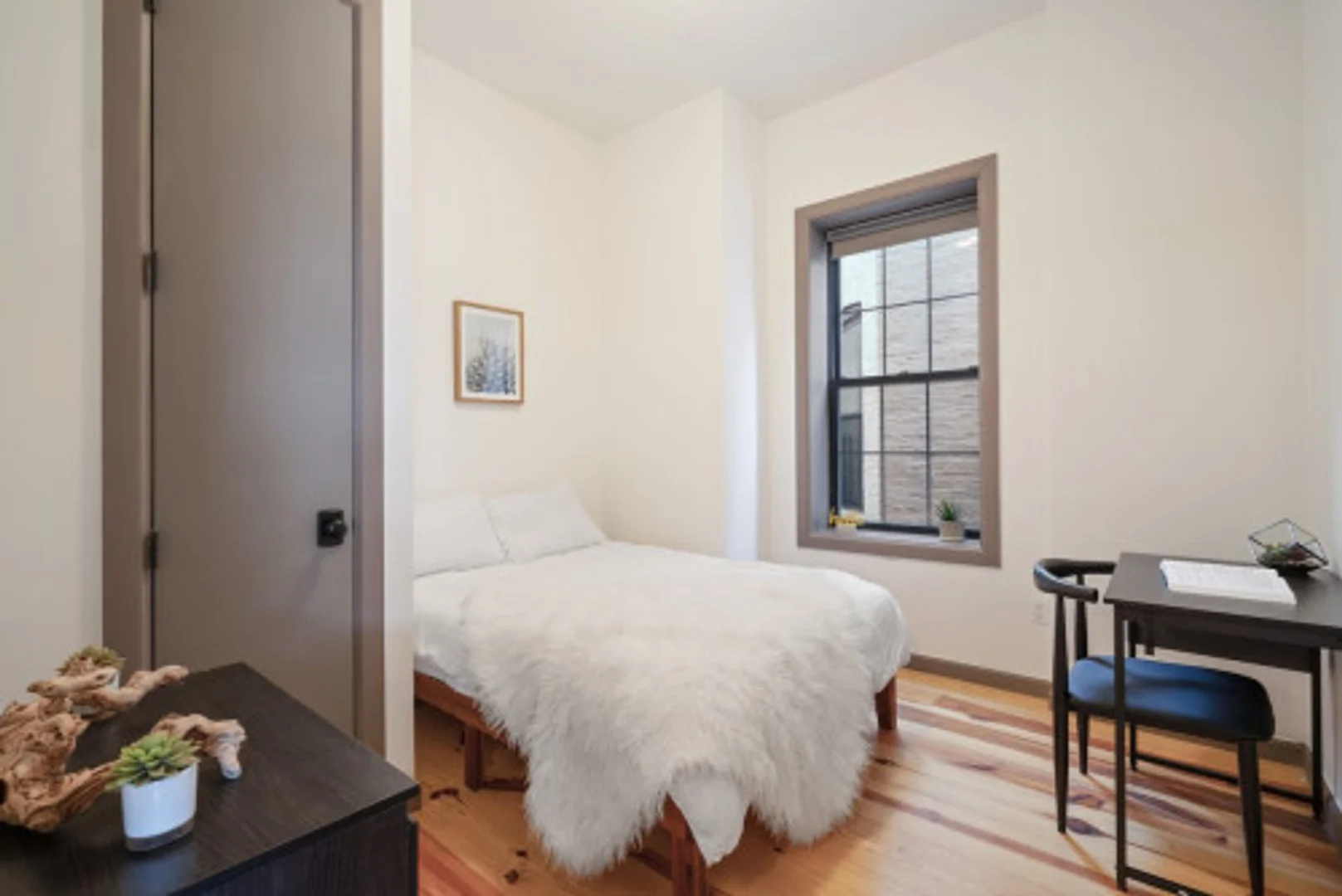 Habitación estudiantil funcional perfecta para estudiar en 