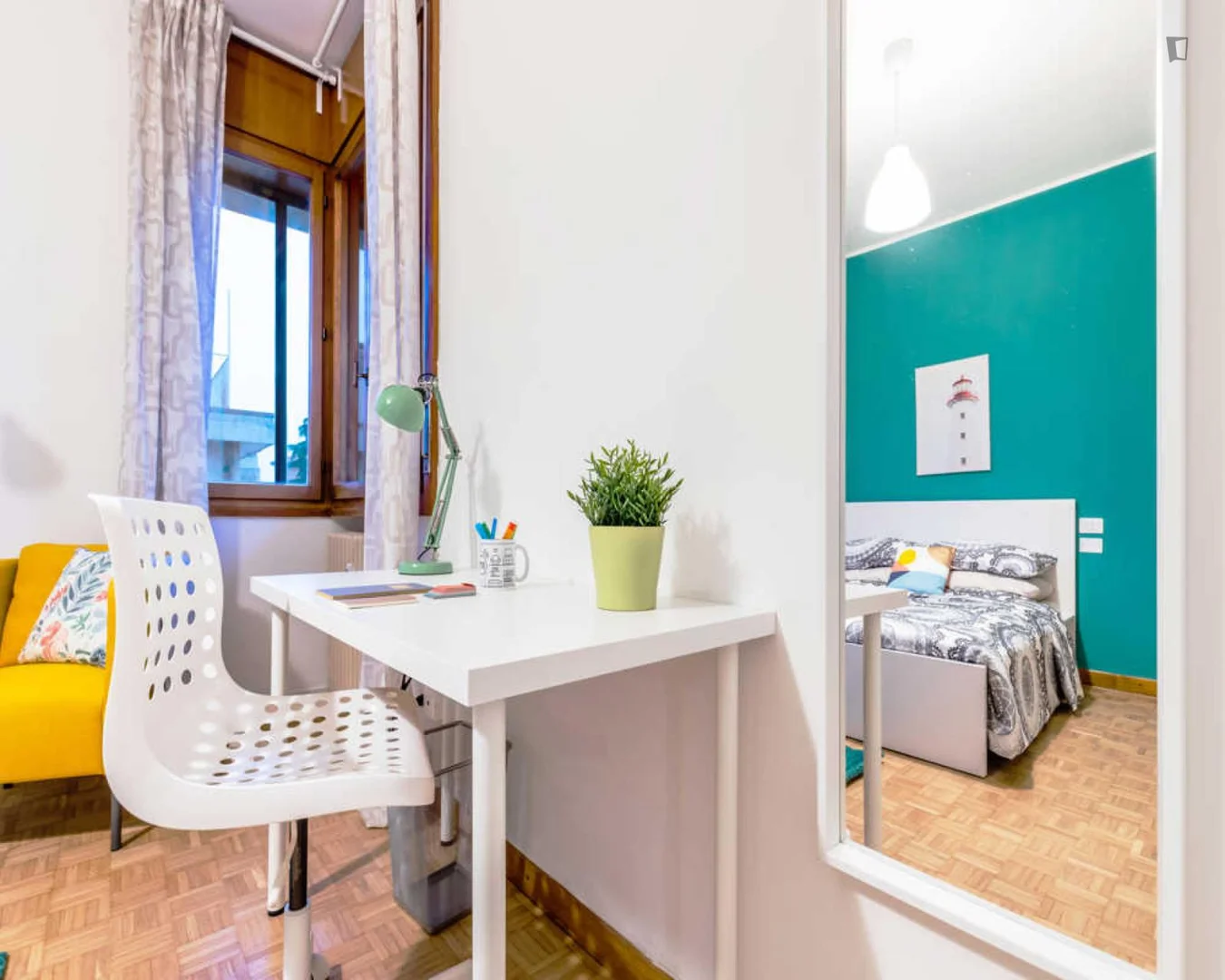 Habitación estudiantil funcional perfecta para estudiar en 