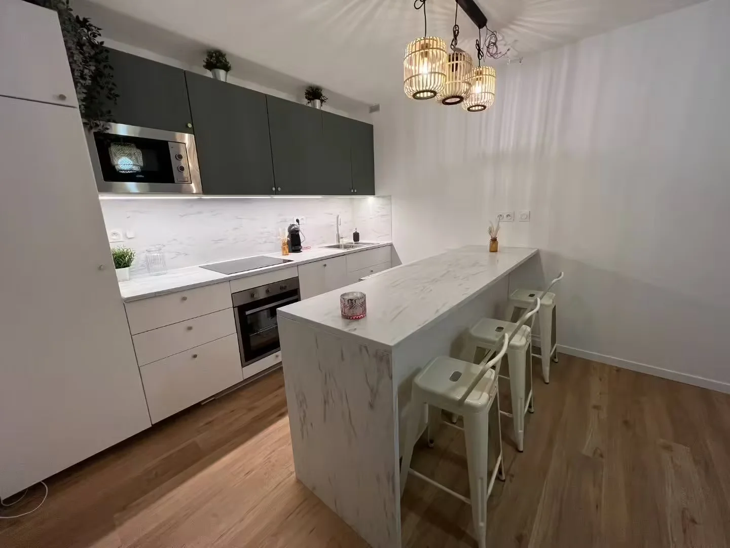 Chambre d'étudiant à  avec espace d'étude et installations communes