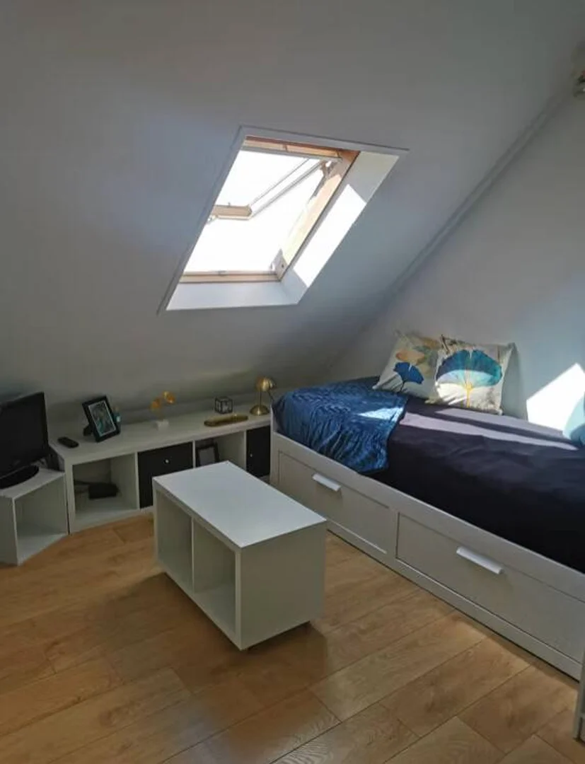 Quarto para alugar em apartamento de estudantes em , totalmente mobilado
