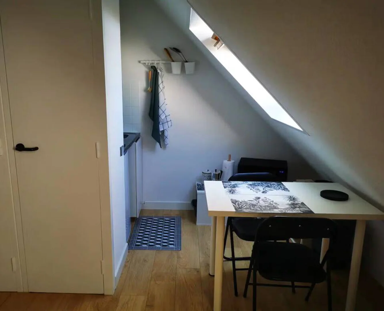 Quarto de estudante em  com área de estudo e instalações partilhadas