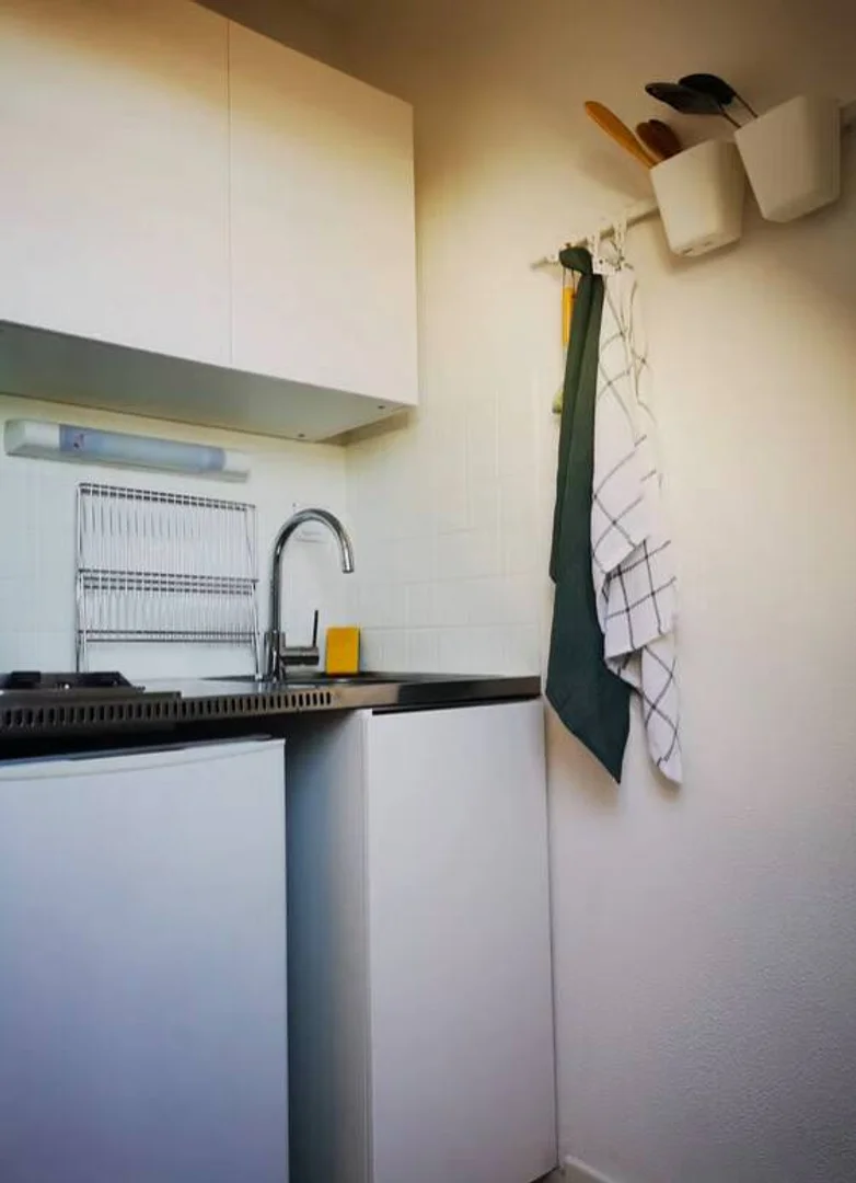 Quarto de estudante confortável e espaçoso em 