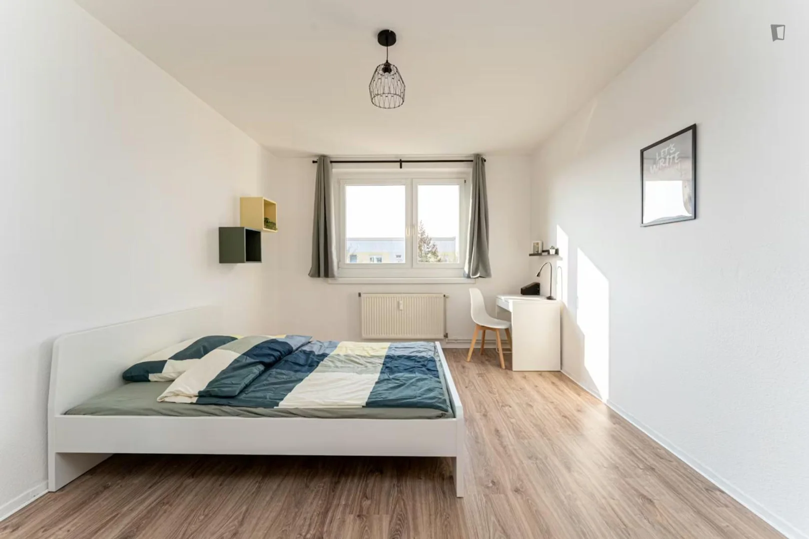 Habitación estudiantil amplia y cómoda en 
