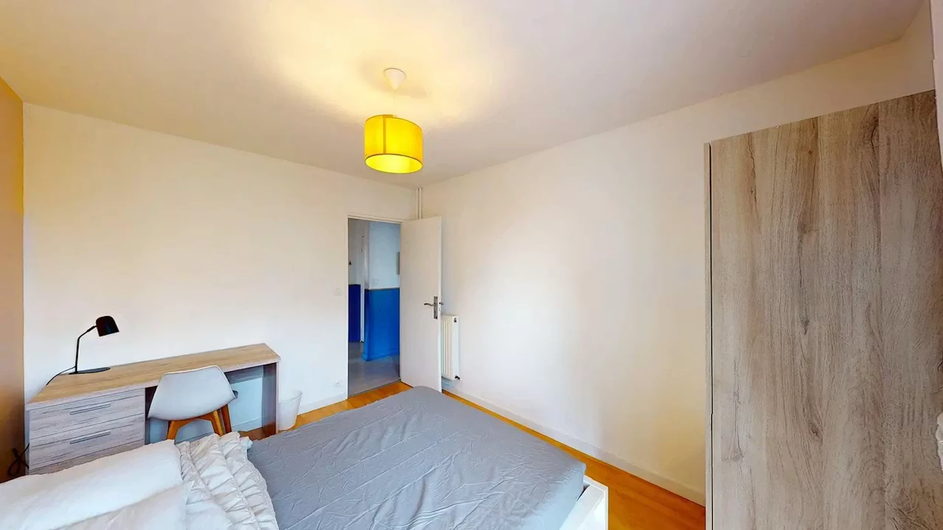 Habitación estudiantil luminosa y aireada con fácil acceso a la universidad en 