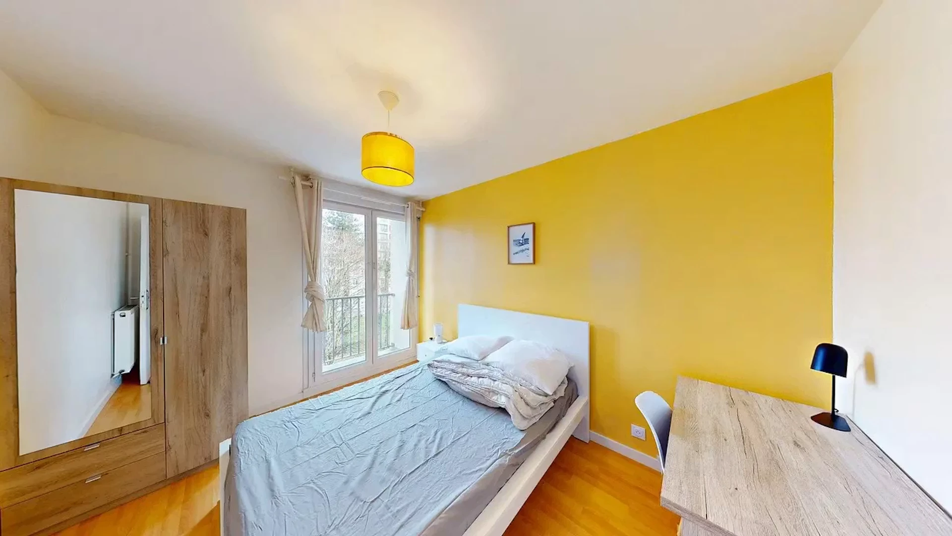 Habitación estudiantil funcional perfecta para estudiar en 