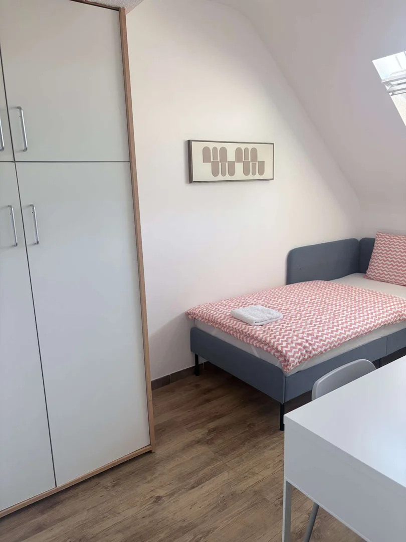 Habitación acogedora para estudiantes disponible en 