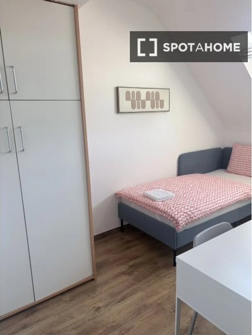 Habitación estudiantil luminosa y aireada con fácil acceso a la universidad en 