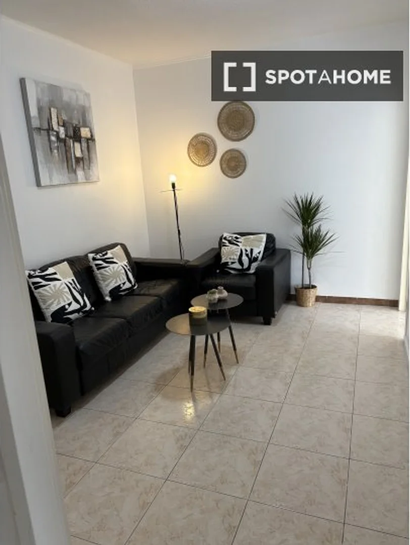 Habitación estudiantil luminosa y aireada con fácil acceso a la universidad en 