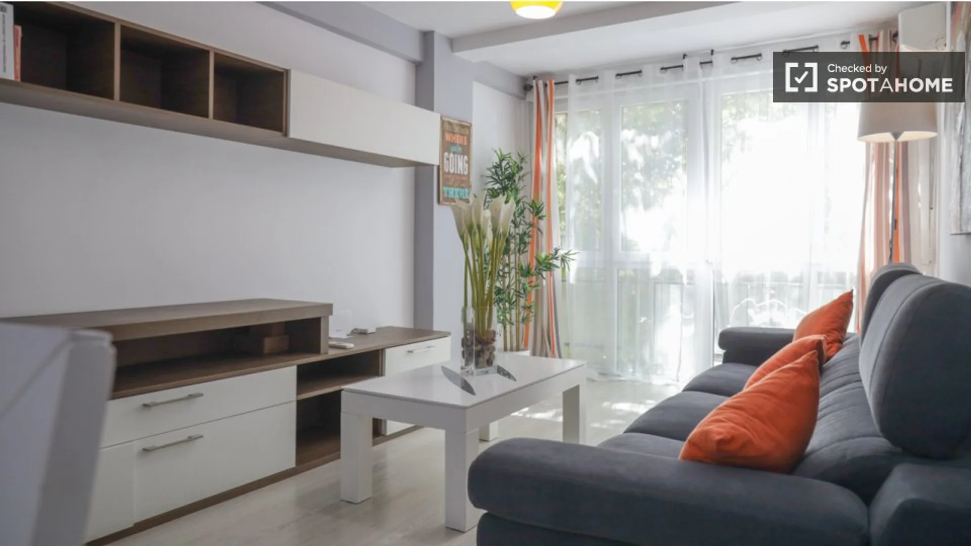 Quarto acessível para estudantes com iluminação ampla em 