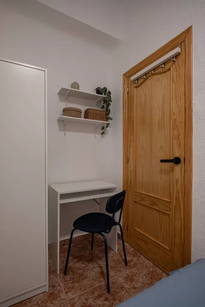 Economical student room with convenient location in