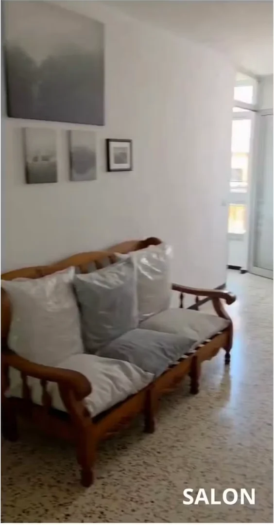 Quarto de estudante económico perto do campus em 