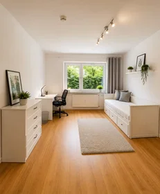 Private room at Neuburger Straße, Lechhausen, image 1 of 10