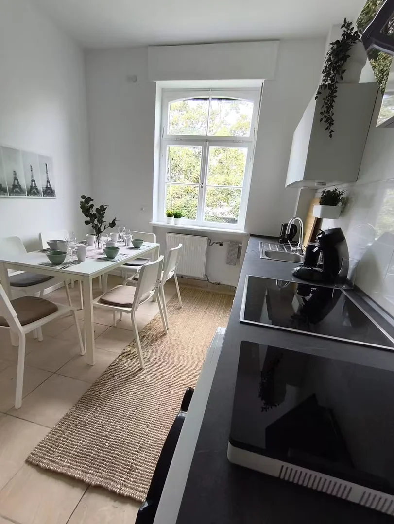 Chambre confortable pour étudiants disponible dans