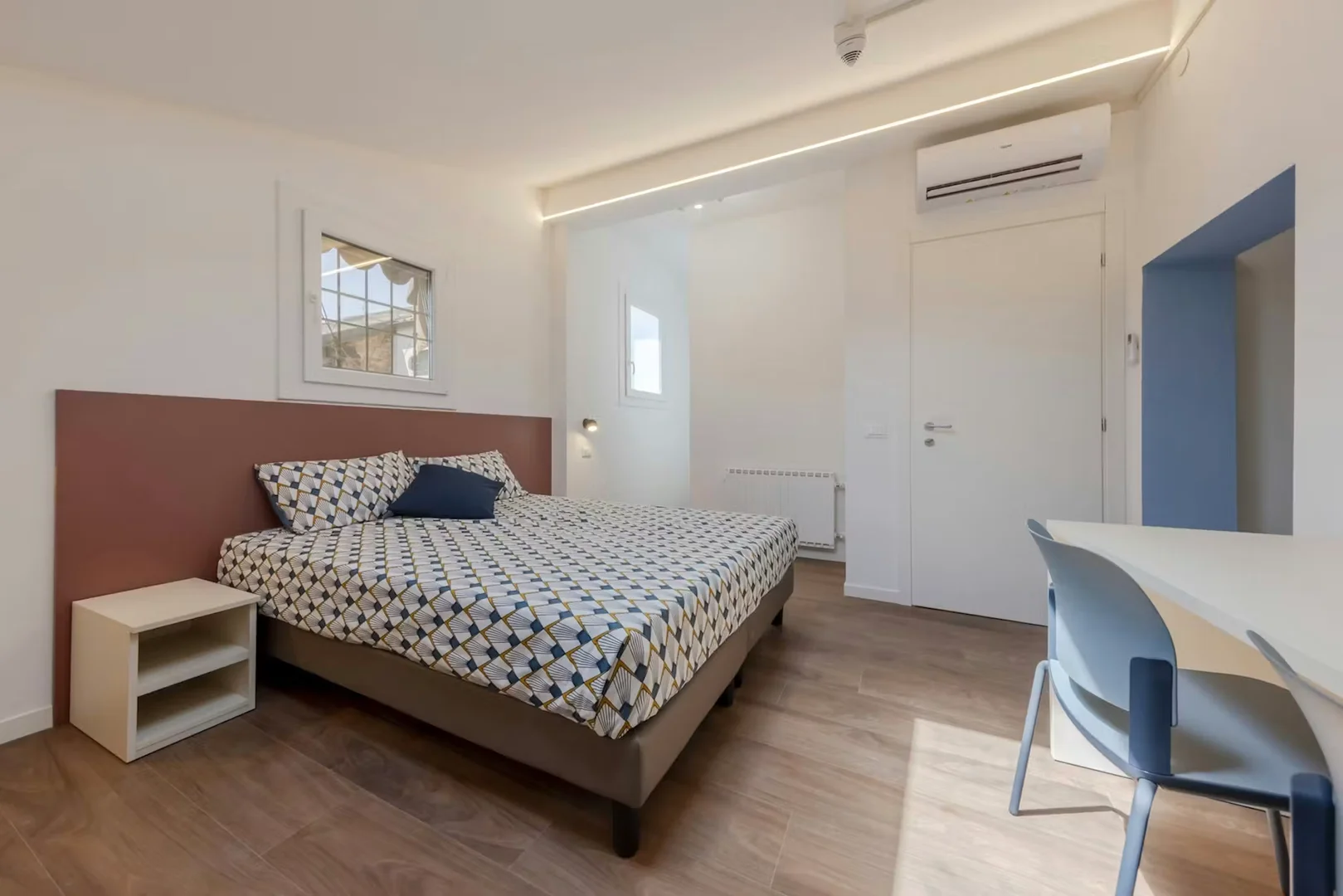 Quarto de estudante luminoso e arejado com acesso fácil à universidade em 