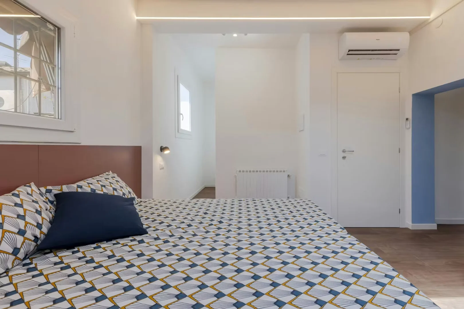 Quarto de estudante em  com área de estudo e instalações partilhadas