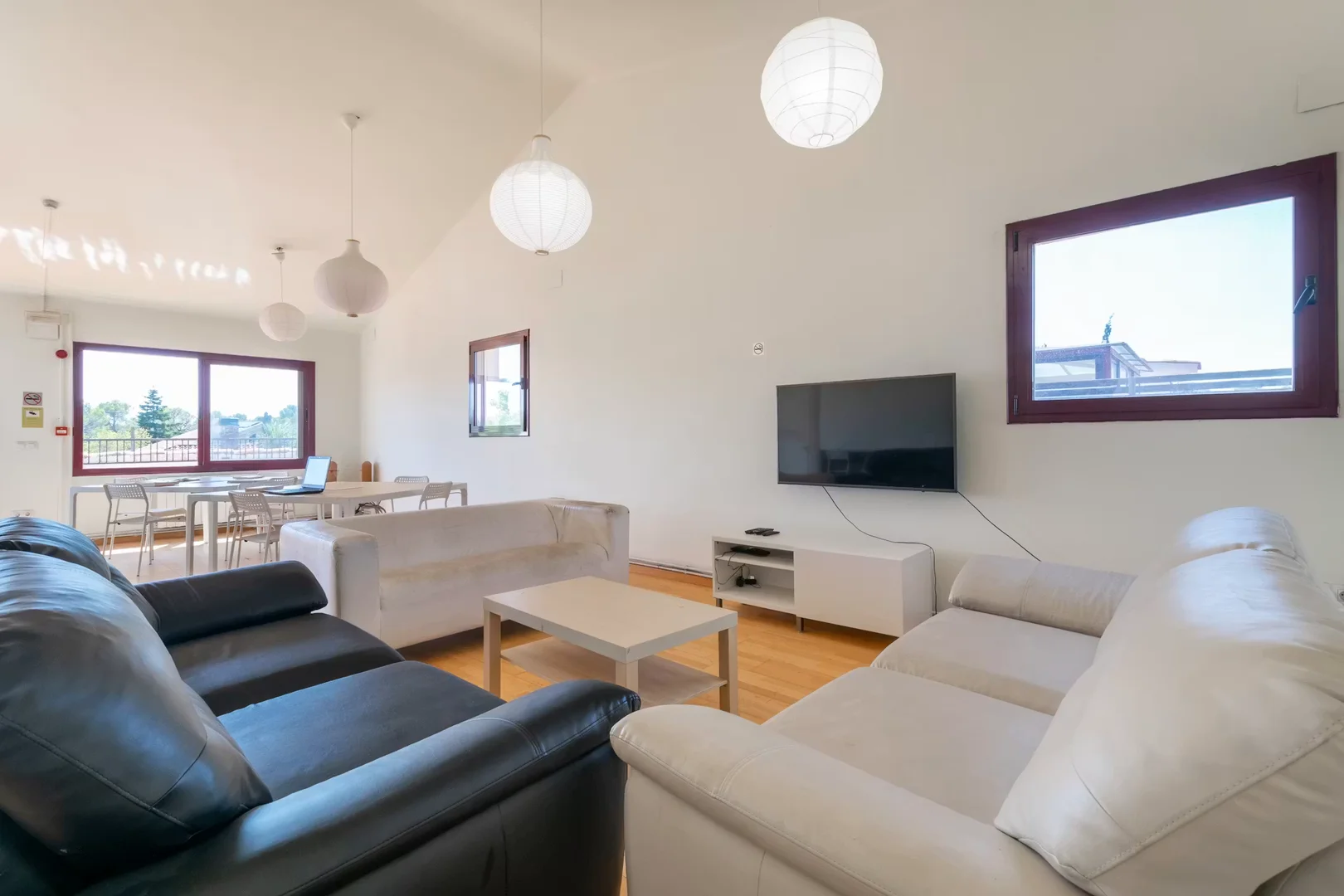 Habitación estudiantil luminosa y aireada con fácil acceso a la universidad en 