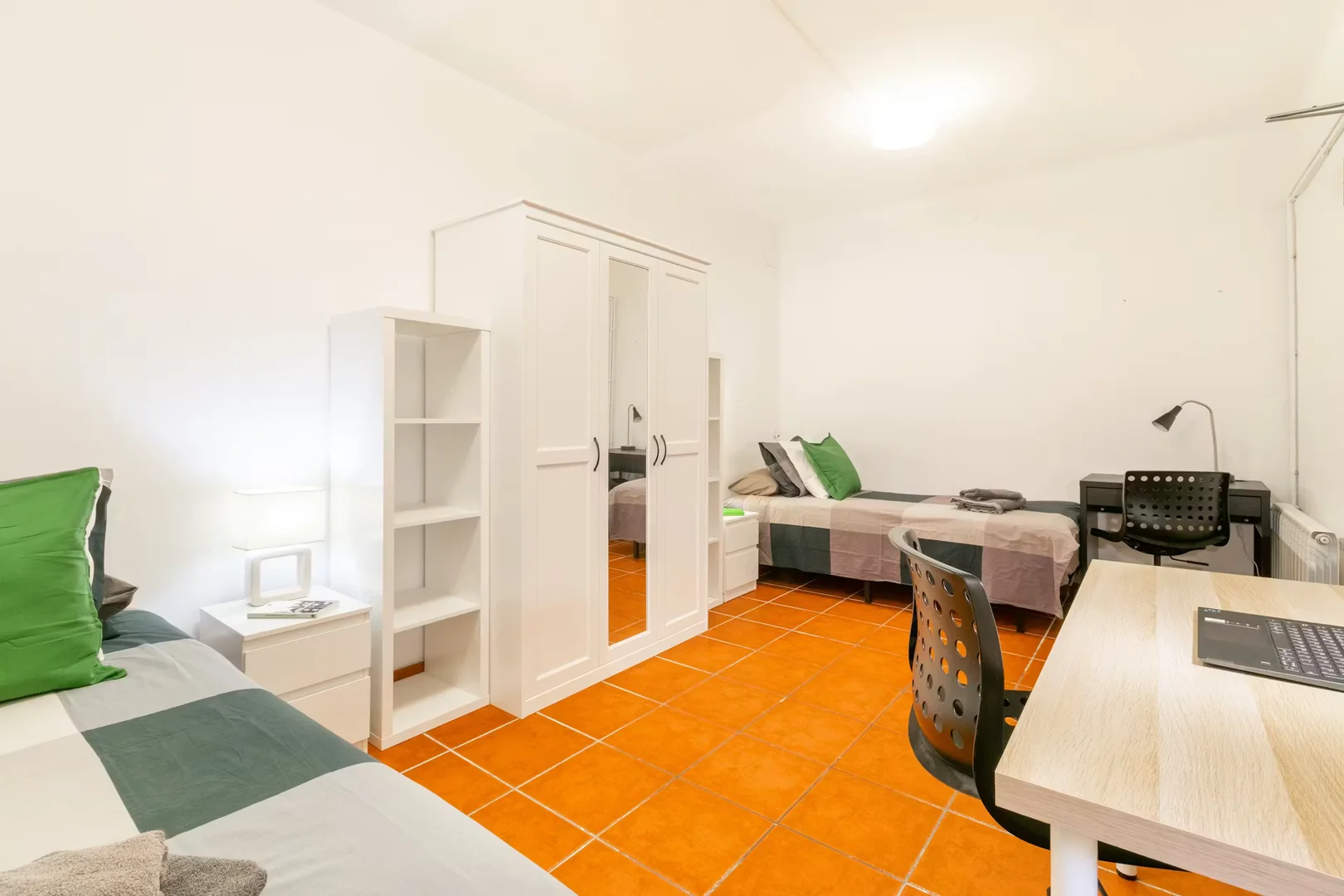 Habitación estudiantil amplia y cómoda en 