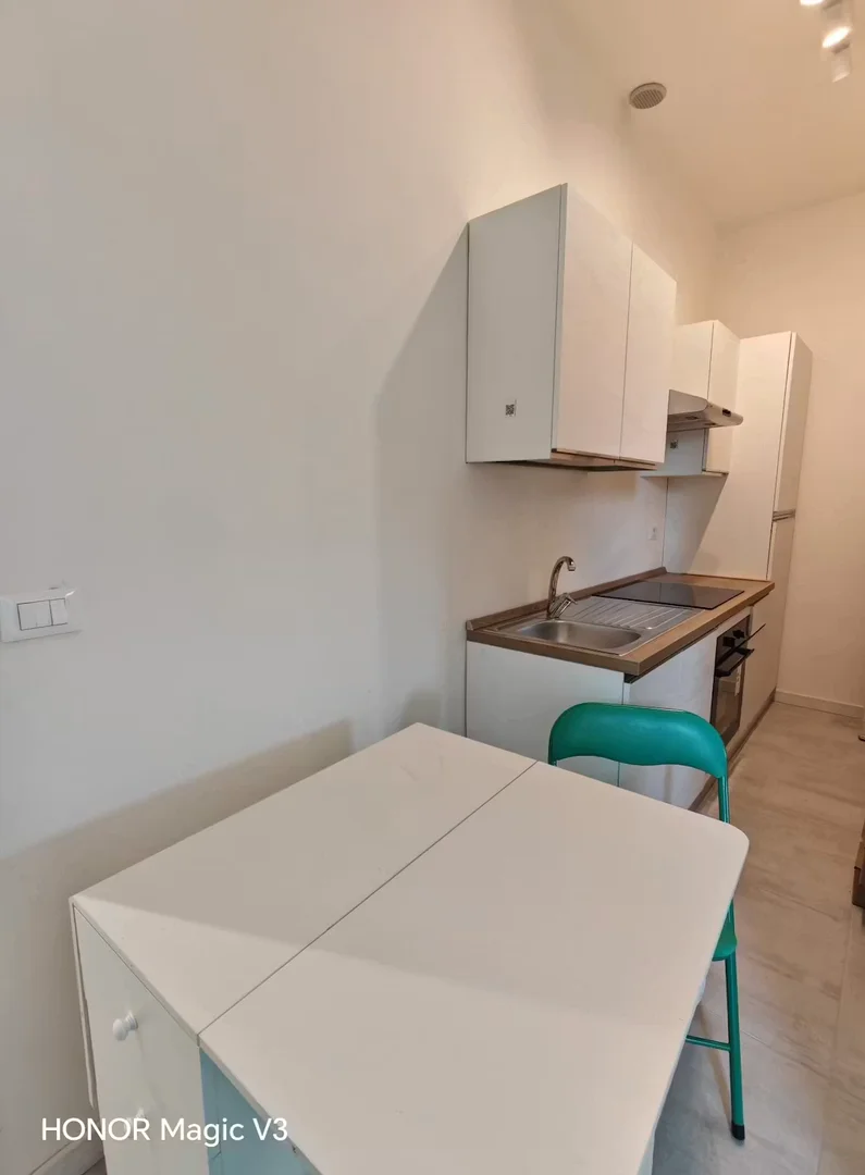 Habitación estudiantil funcional perfecta para estudiar en 