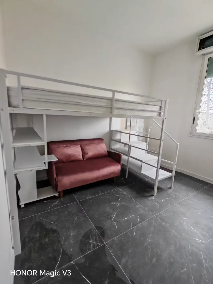 Habitación acogedora para estudiantes disponible en 