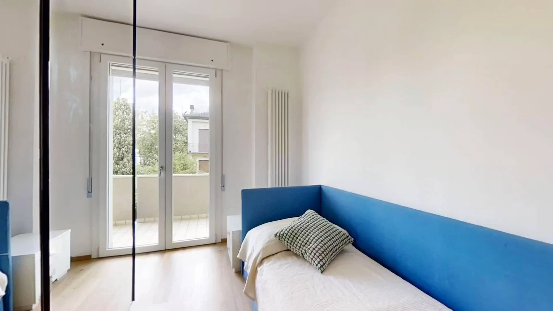 Chambre abordable pour les étudiants avec un bon éclairage dans 