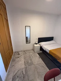 Private room at Avenida de las Américas, Distrito Centro, image 2 of 10