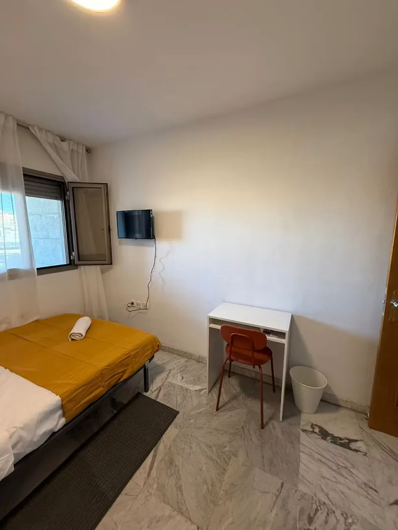 Comfortable and spacious student room in 